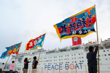 80回クルーズの石巻入港について「河北新報」と「石巻かほく」に掲載されました (2013年4月13日)