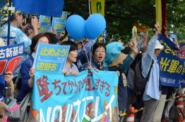 「辺野古基地にノーを」国会前に、15,000人のヒューマンチェーン
