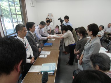 福島の原発事故避難者の住宅支援の継続を求めています