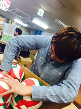 日本バレーボール協会からバレーボール1500個を提供していただきました