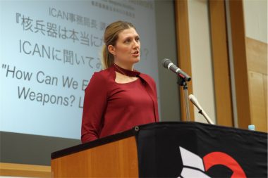 「核による破局が来る前に、私たちの力で核兵器を終わらせる」−ICANベアトリス・フィン事務局長講演