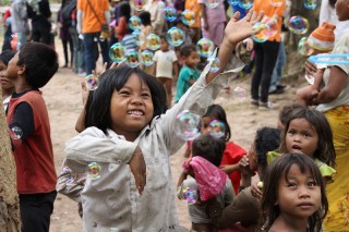 「カンボジアから地雷をなくそう100円キャンペーン」 地雷原が小学校に生まれかわりました