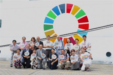 船体に国連「SDGs」のロゴマークを刻み、第92回ピースボート地球一周の船旅が出航!