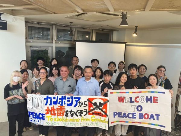 カンボジア地雷対策センター（CMAC）副長官が募金活動を行なうボランティアスタッフと交流しました