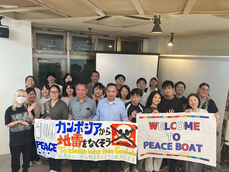 カンボジア地雷対策センター(CMAC)副長官が募金活動を行なうボランティアスタッフと交流しました