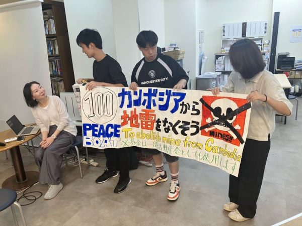 カンボジア地雷対策センター(CMAC)副長官が募金活動を行なうボランティアスタッフと交流しました