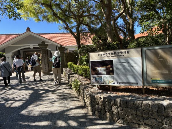 沖縄戦の体験や軍隊について学ぶ「沖縄ツアー」を行いました