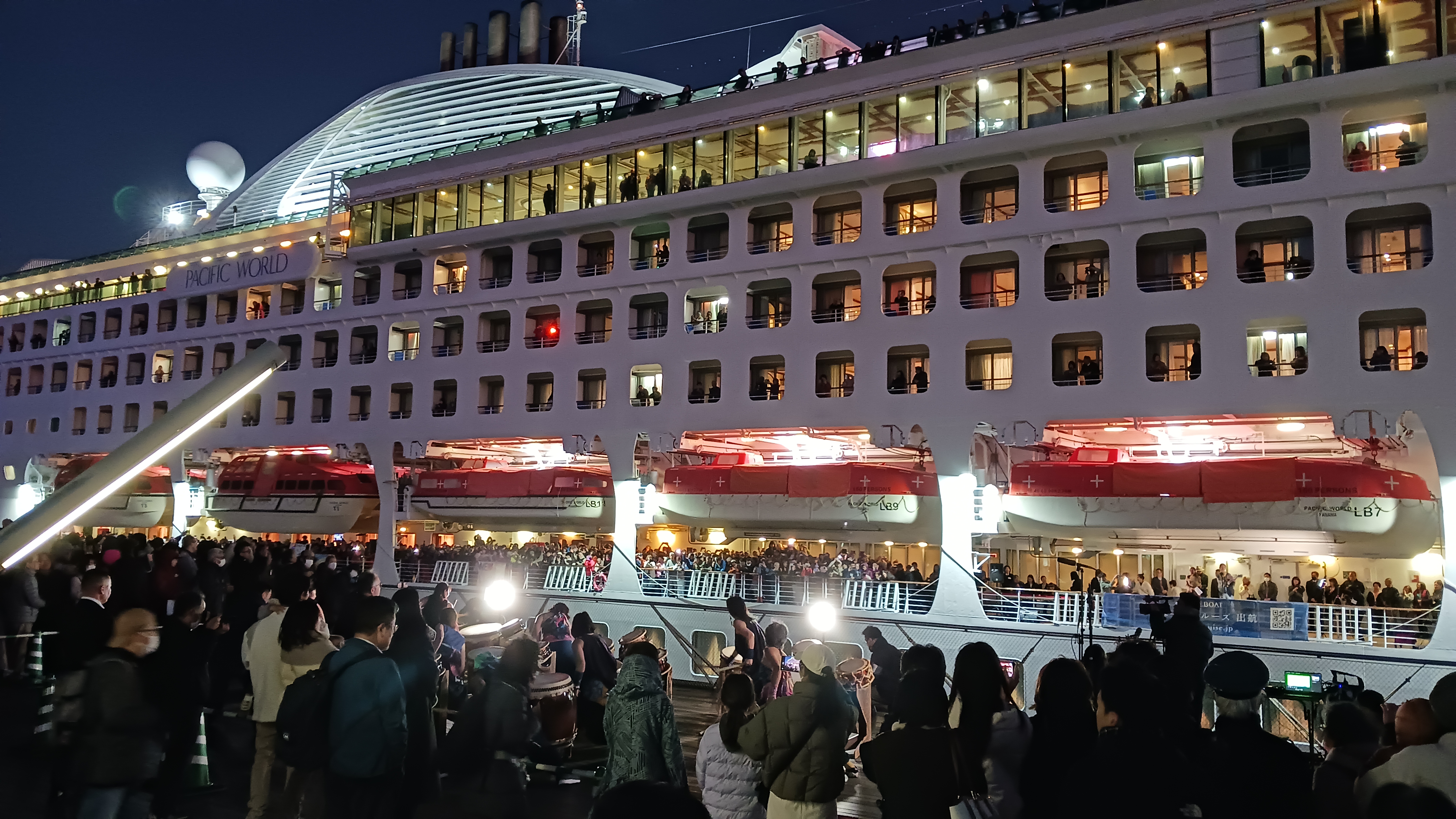 1950人の乗船者とともにVoyage122が出航しました