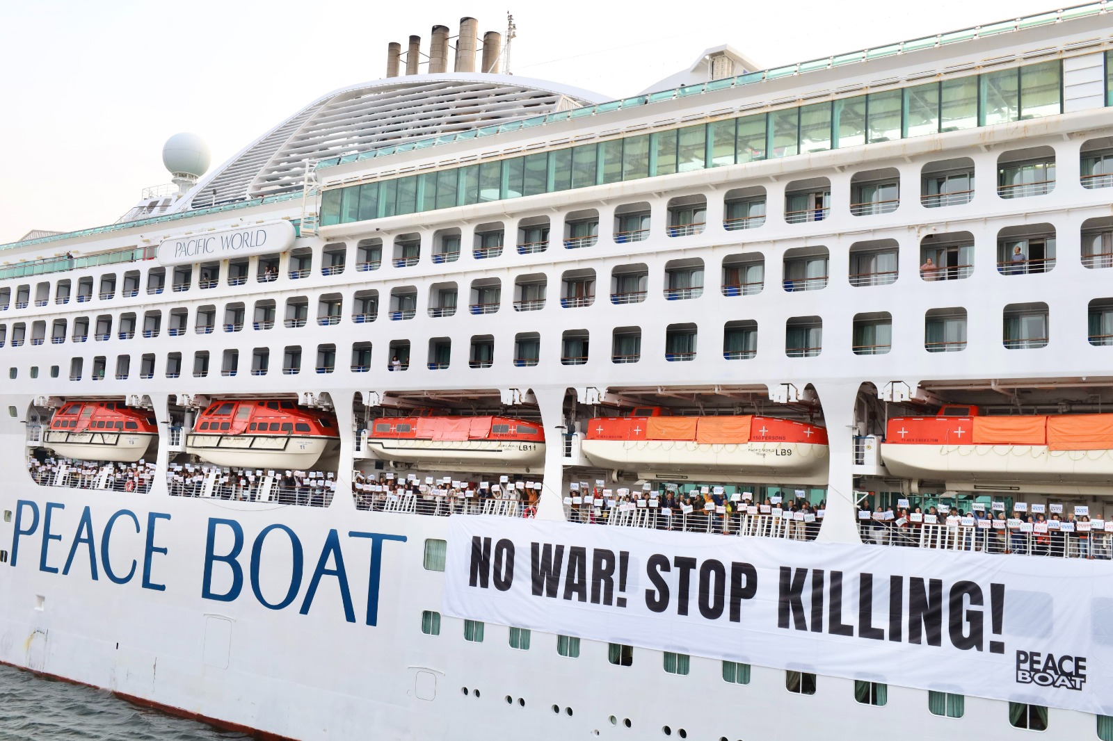 NO WAR! STOP KILLING! 戦争反対を掲げてVoyage122が神戸に帰港しました