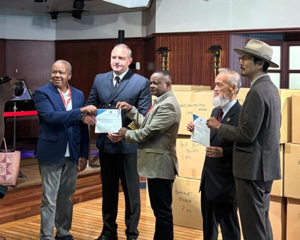 サイクロン被害を受けたマダガスカルに寄港。支援物資を受け渡しました