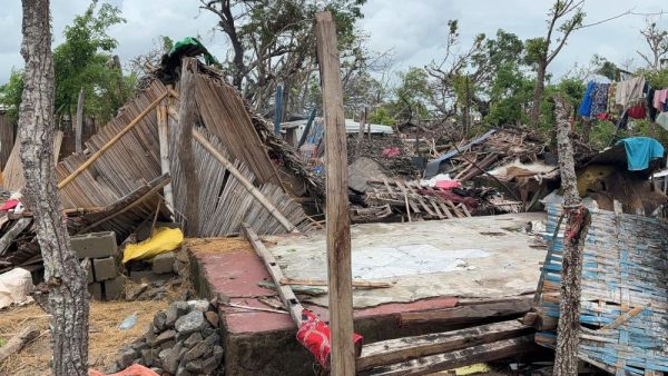 サイクロン被害を受けたマダガスカルに寄港。支援物資を受け渡しました