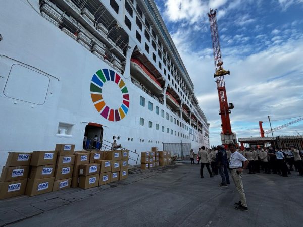 サイクロン被害を受けたマダガスカルに寄港。支援物資を受け渡しました